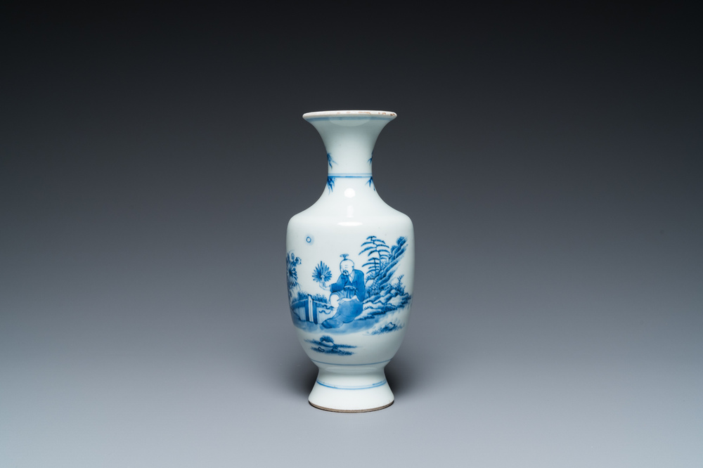 Vase en porcelaine de Chine en bleu et blanc &agrave; d&eacute;cor d'un moine et d'un po&egrave;me, Kangxi