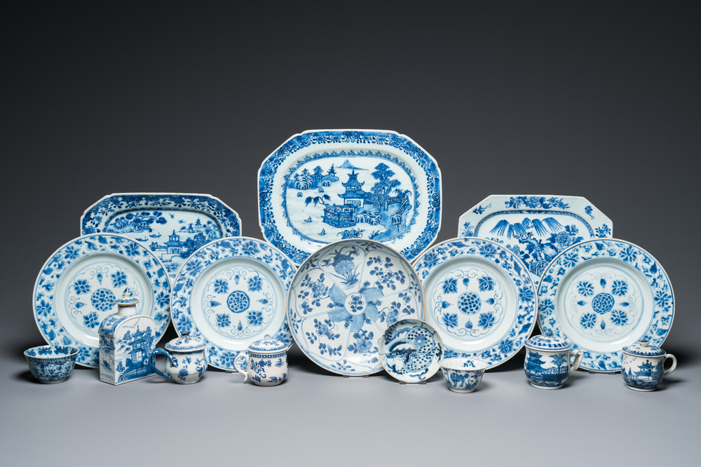 16 pi&egrave;ces en porcelaine de Chine en bleu et blanc, Kangxi/Qianlong