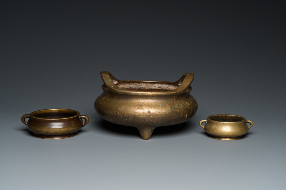Trois br&ucirc;le-parfums en bronze, marques de Xuande et Gu Shi 古式, Qing/R&eacute;publique
