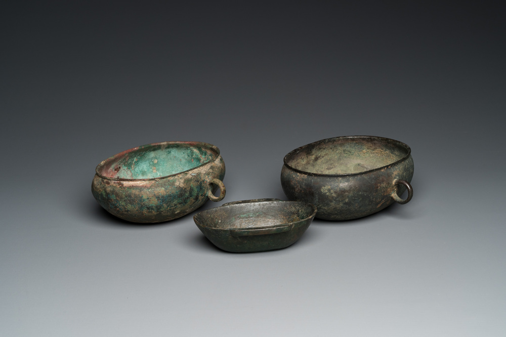 Trois coupes de forme ovale en bronze, Chine, Zhou de l'Est et Han