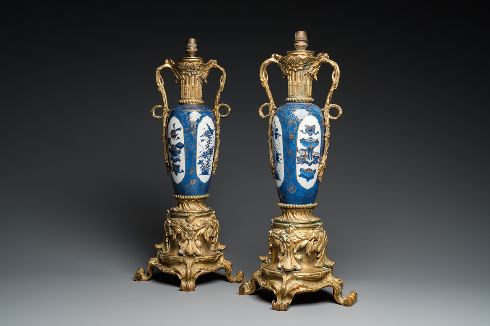 Paire de vases en porcelaine de Chine &agrave; fond bleu poudr&eacute; mont&eacute;s en lampe en bronze dor&eacute;, Kangxi et 19&egrave;me