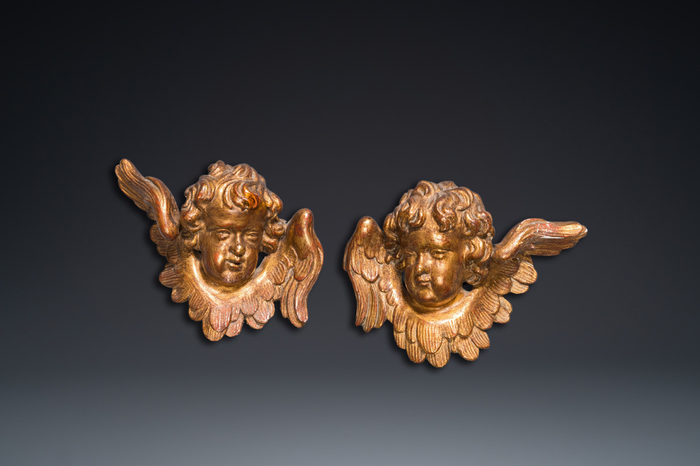 Paire de t&ecirc;tes de ch&eacute;rubins ail&eacute;es en bois sculpt&eacute; et dor&eacute;, 18&egrave;me