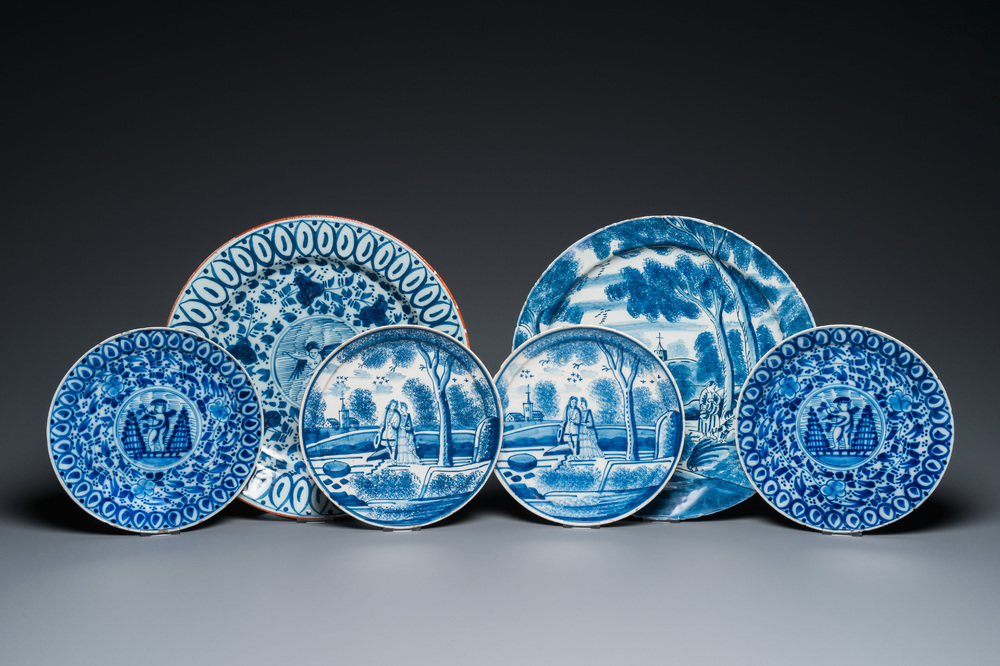 Deux plats et deux paires d'assiettes en fa&iuml;ence de Delft en bleu et blanc, 18&egrave;me