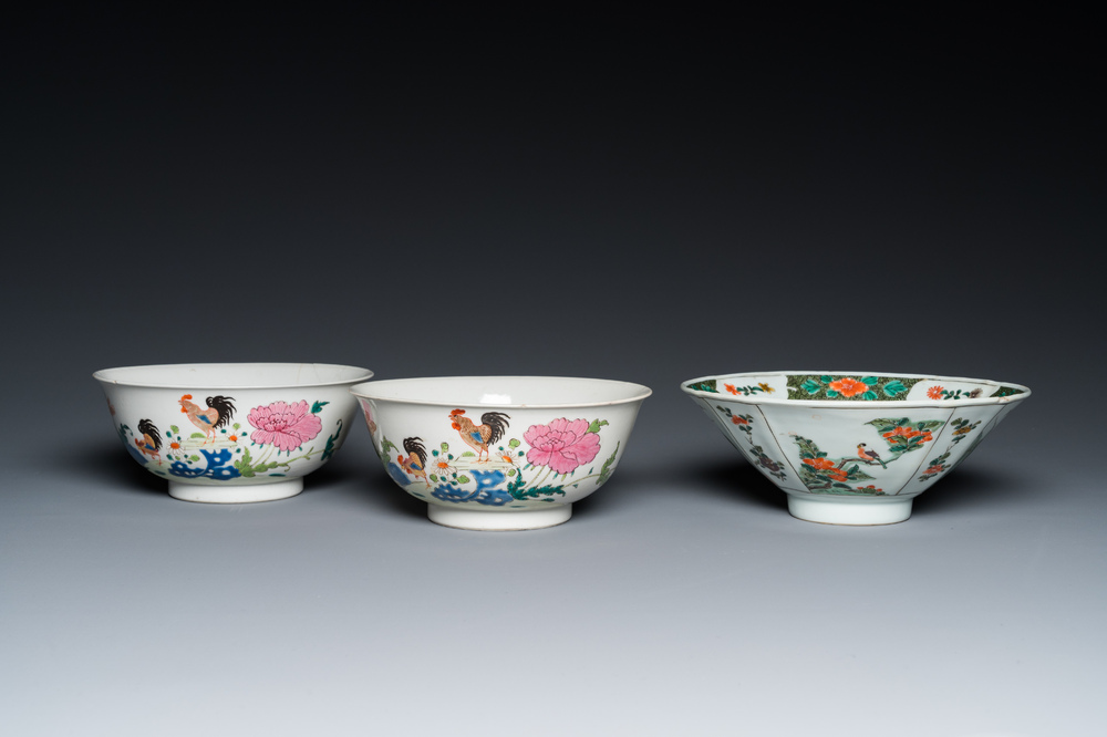 Een paar Chinese famille rose 'hanen' kommen en een famille verte kom, 18/19e eeuw
