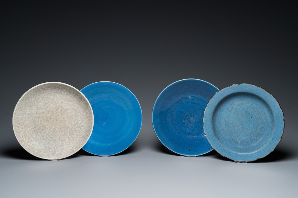 Vier Chinese monochrome schotels met blauw en craquel&eacute; glazuur, 19/20e eeuw