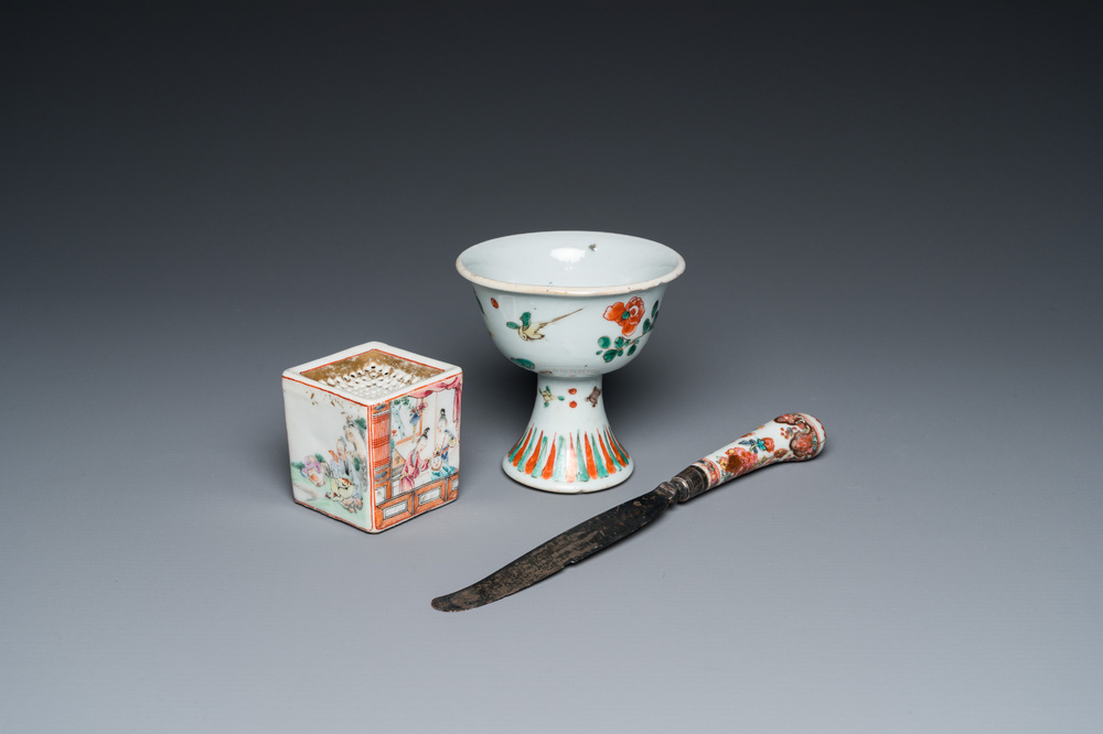 A Chinese famille verte stem cup, a famille rose 'mandarin' sander and a knife handle, Kangxi/Qianlong