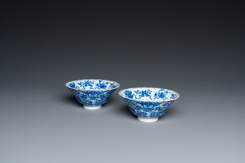 Paire de bols en porcelaine de Chine en bleu et blanc &agrave; d&eacute;cor bajixiang, marque et peut-&ecirc;tre &eacute;poque de Yongzheng