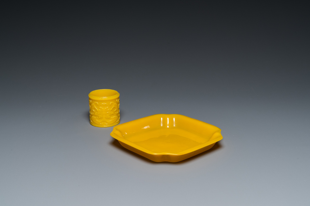 Een Chinese schotel en een cilindrische pot in geel Peking glas, Qing/Republiek