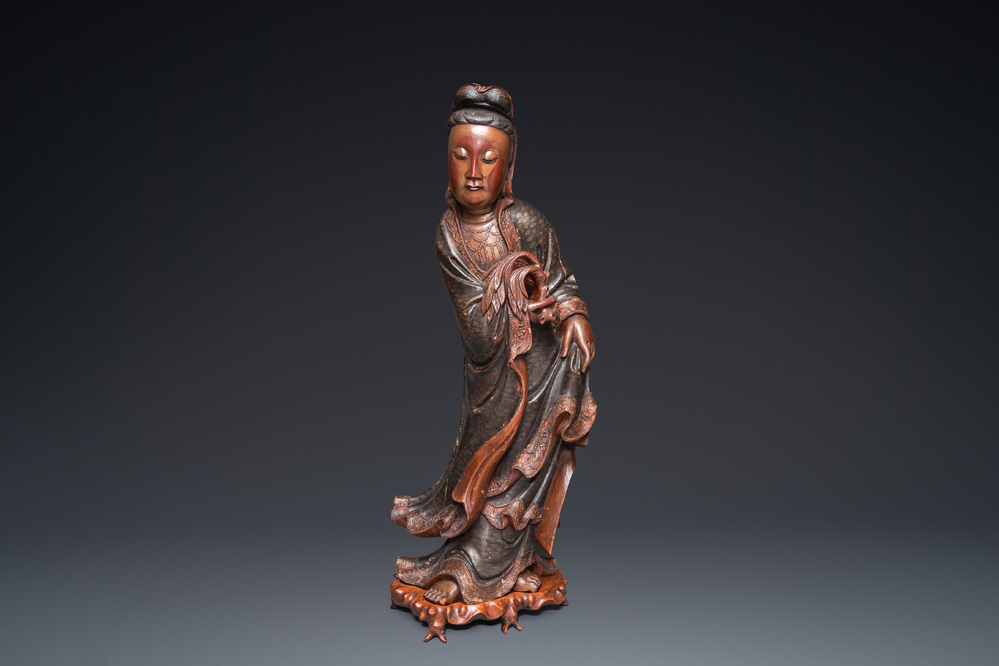 Een grote Chinese vergulde en gelakte houten sculptuur van Guanyin op gesculpteerde houten sokkel, 17e eeuw