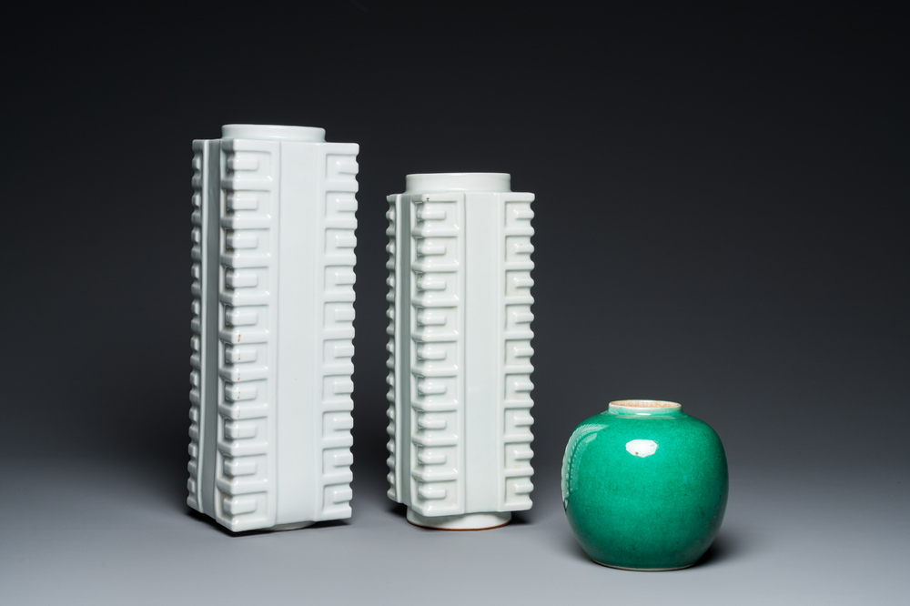 Deux vases de type 'cong' en porcelaine de Chine en blanc monochrome et un pot en vert de pomme, 19/20&egrave;me