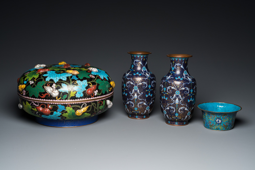 Een paar Chinese cloisonn&eacute; vazen, een grote dekseldoos en een kom, 19/20e eeuw