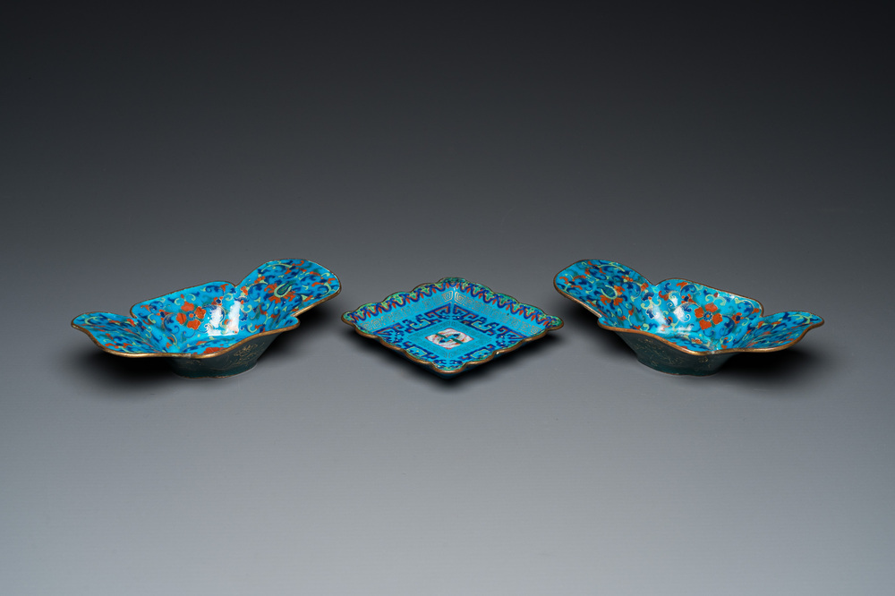 A pair of Chinese Canton enamel bowls and a square dish, Qianlong/Jiaqing