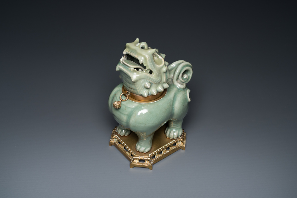 Een Chinese Longquan celadon wierookbrander in de vorm van een luduan met vergulde bronzen montuur, Ming