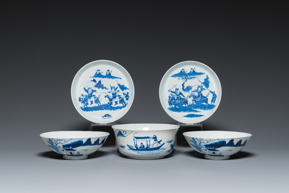 Three Chinese blue and white 'Bleu de Hue' bowls and two dishes for the Vietnamese market, 19th C.