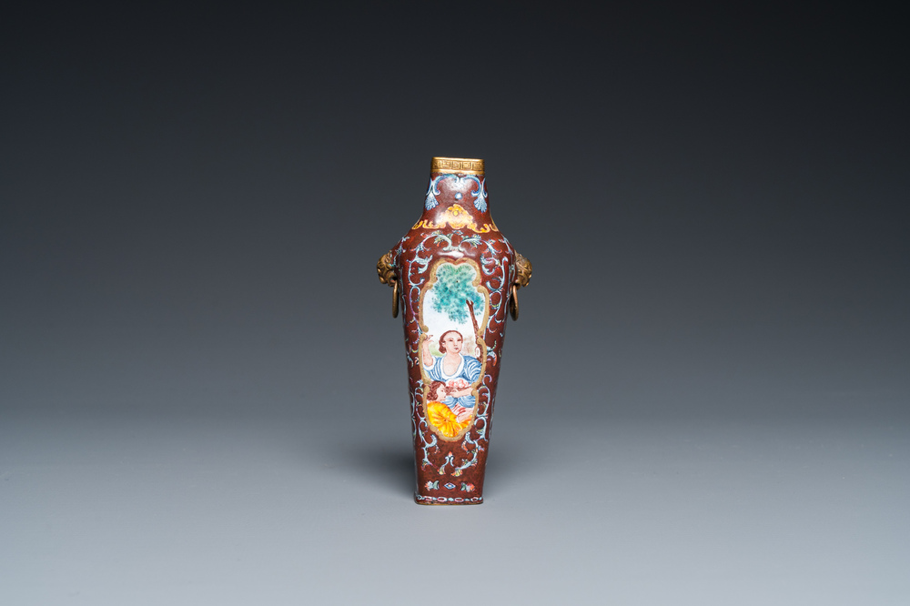 Vase de forme carr&eacute;e en &eacute;maux de Canton ou P&eacute;kin &agrave; d&eacute;cor d'Europ&eacute;ens, marque et probablement &eacute;poque de Qianlong