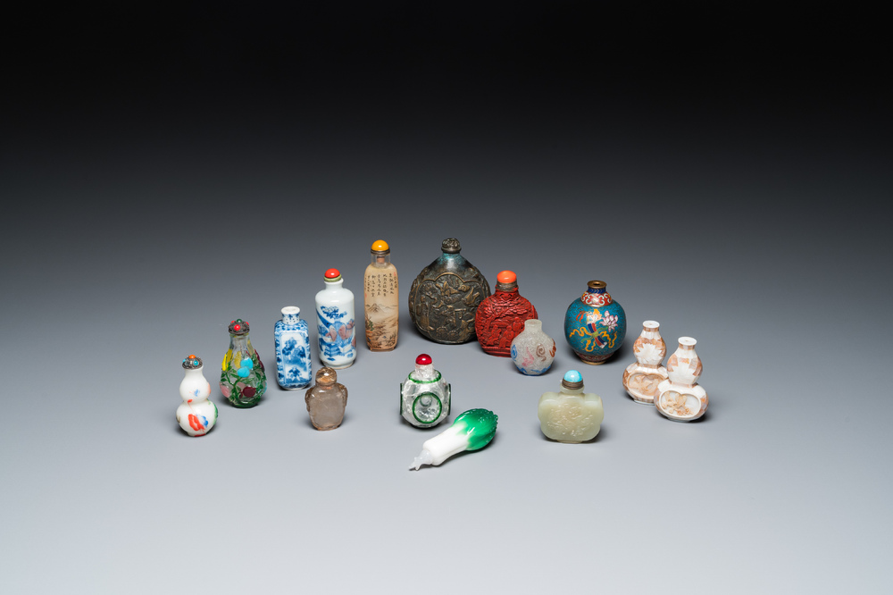 15 tabati&egrave;res en porcelaine, pierres dures, verre et autre, Chine, 19/20&egrave;me