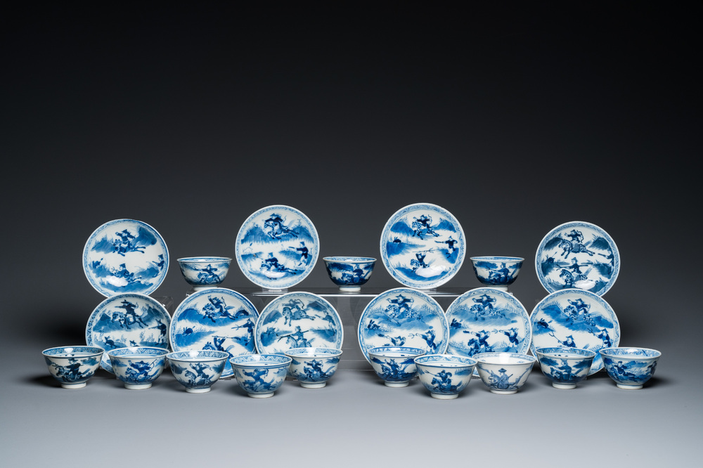 13 Chinese blauw-witte koppen en 10 schotels met een konijnenjacht, Qianlong merk, 19e eeuw