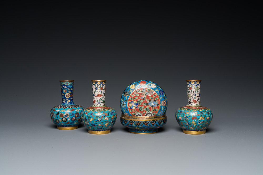 Trois vases et une bo&icirc;te couverte en &eacute;maux cloisonn&eacute;s, Chine, 19/20&egrave;me