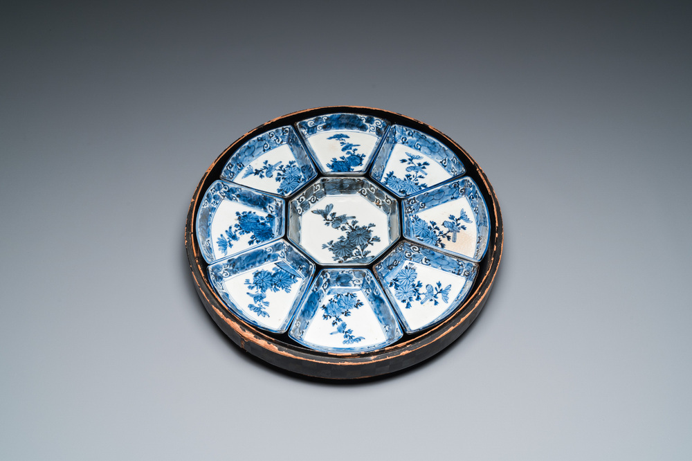 Een blauw-wit Japans Arita negendelig hors-d'oeuvre stel in originele lakwerk doos, Edo, 17/18e eeuw