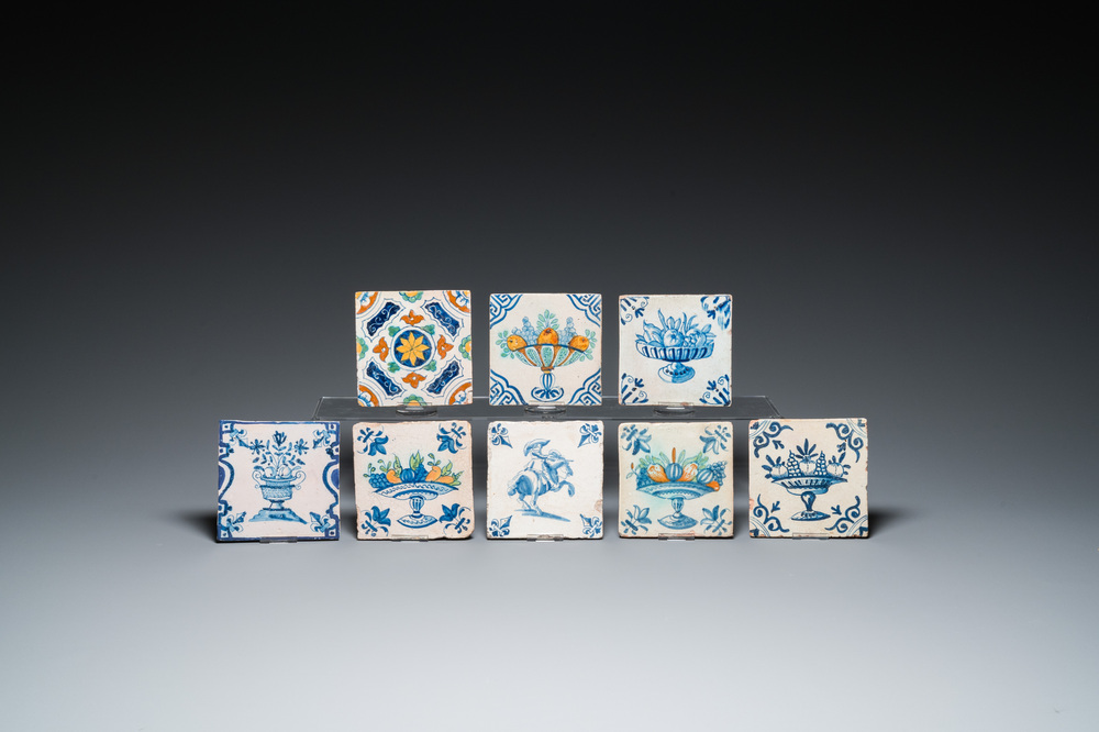 Huit carreaux en fa&iuml;ence de Delft polychrome et en bleu et blanc, 17&egrave;me