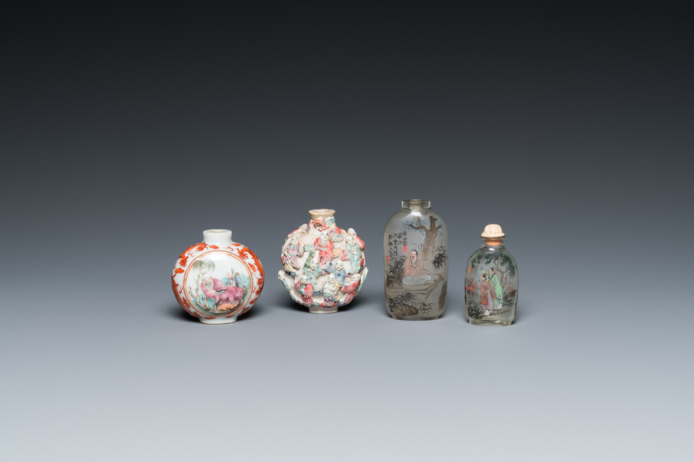 Quatre tabati&egrave;res en porcelaine de Chine famille rose et en verre peint &agrave; l'int&eacute;rieur, 19/20&egrave;me