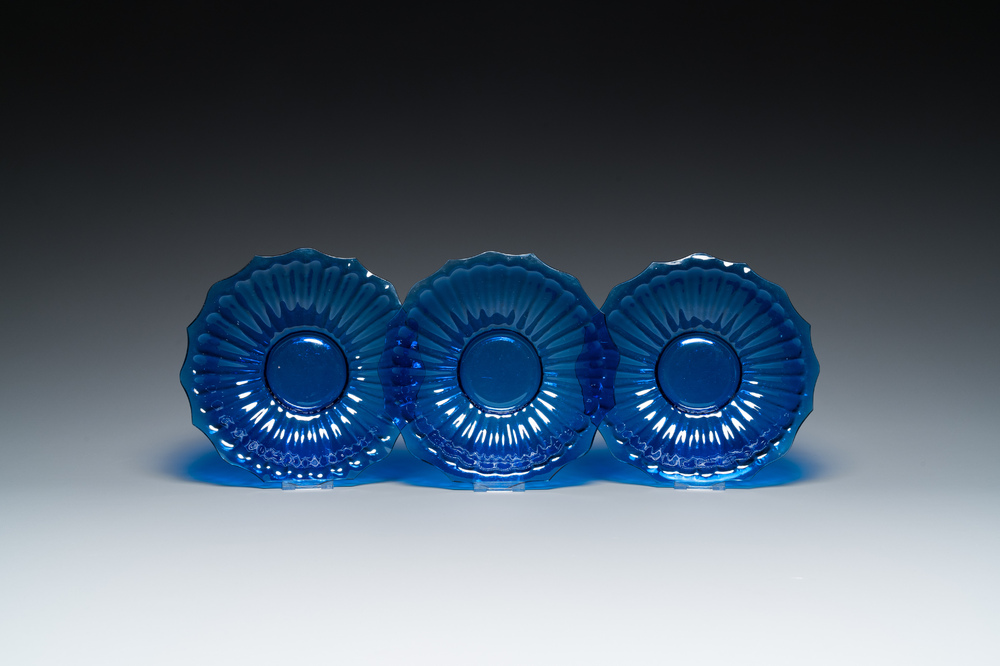 Trois coupes en verre bleu de P&eacute;kin, Chine, 19/20&egrave;me