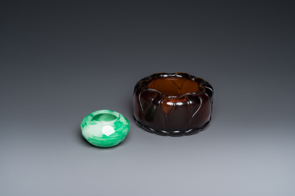 Deux lave-pinceaux en verre de P&eacute;kin de couleur ambre et simulant du jad&eacute;ite, Chine, 19/20&egrave;me