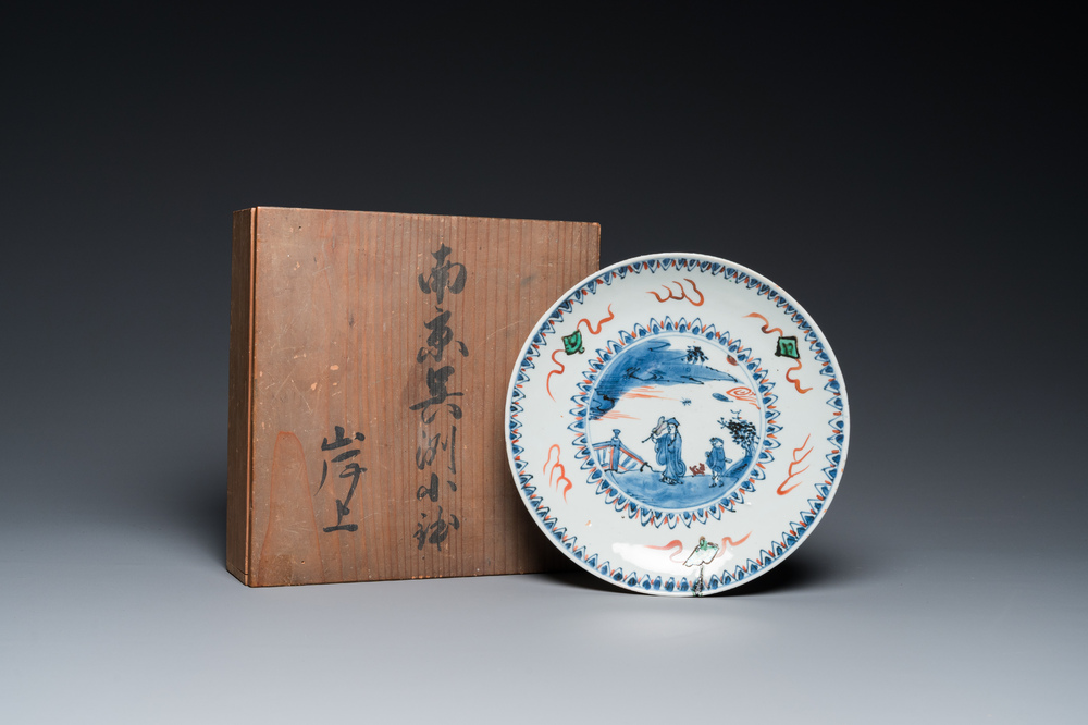 Assiette en porcelaine de Chine wucai de type ko-sometsuke pour le march&eacute; japonais, Chine, &eacute;poque Transition