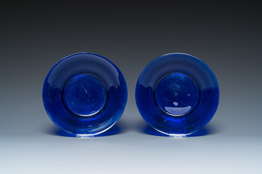 Een paar Chinese borden in blauw Peking glas, 18/19e eeuw
