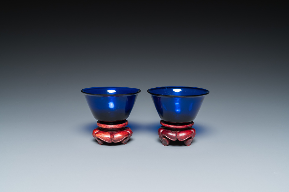 A pair of Chinese blue Beijing glass bowls, 18/19th C.