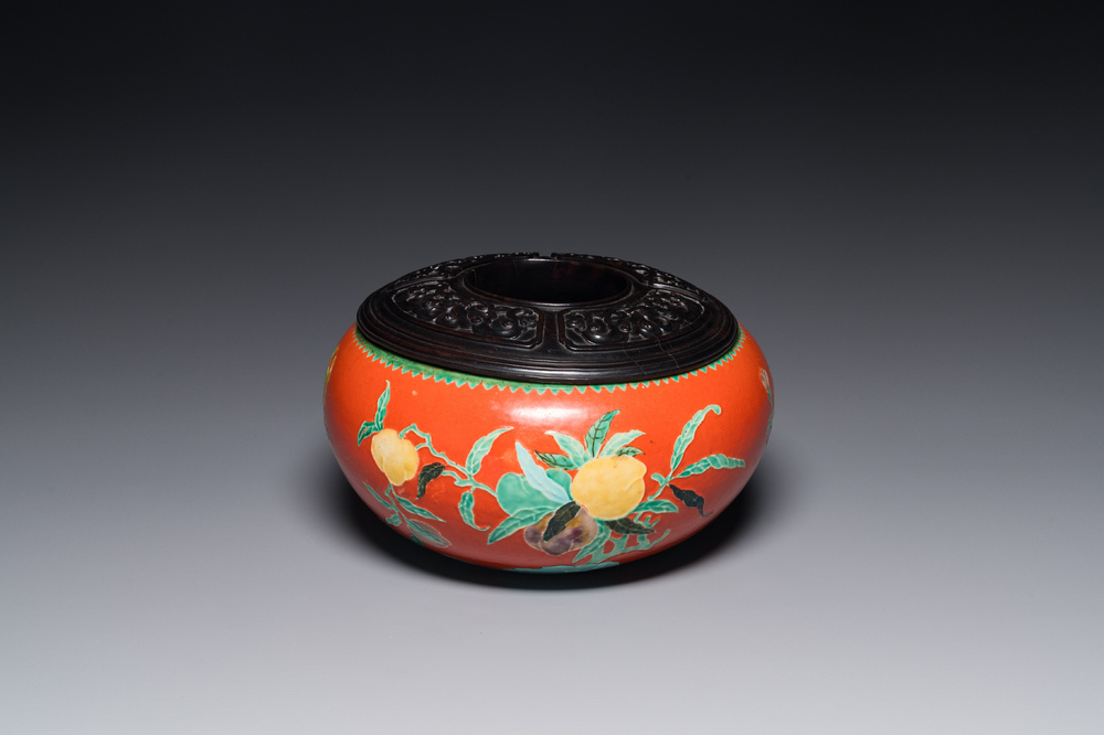 Bol &agrave; offrandes en porcelaine de Chine au couvercle en bois, marque de Qianlong, 19/20&egrave;me