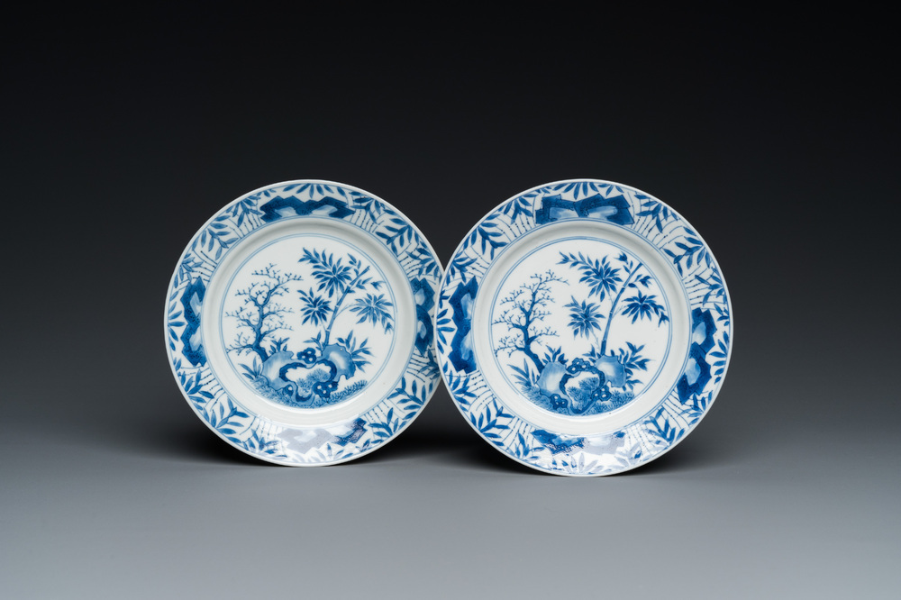 Een paar Chinese blauw-witte 'bamboe' borden, Chenghua merk, Kangxi