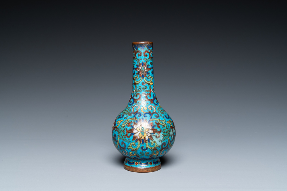 Vase de forme bouteille en &eacute;maux cloisonn&eacute;s, marque et peut-&ecirc;tre &eacute;poque de Qianlong