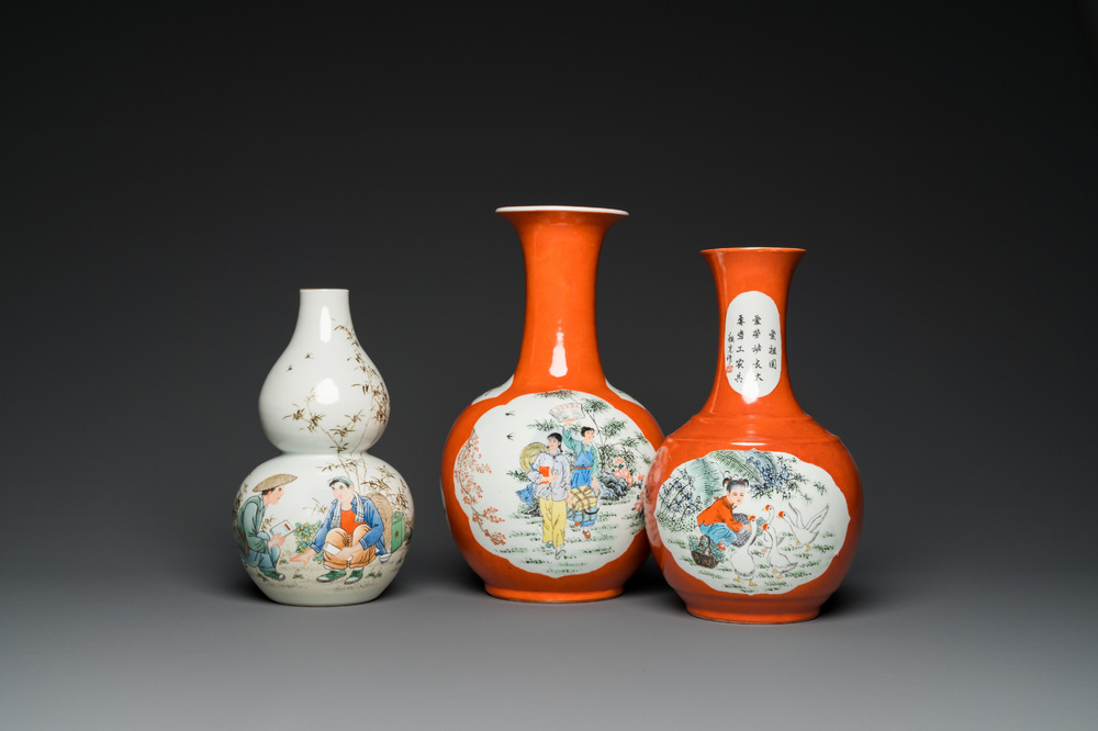 Trois vases en porcelaine de Chine &agrave; d&eacute;cor de la R&eacute;volution Culturelle, un sign&eacute; Cheng Guang 程光, un dat&eacute; 1974