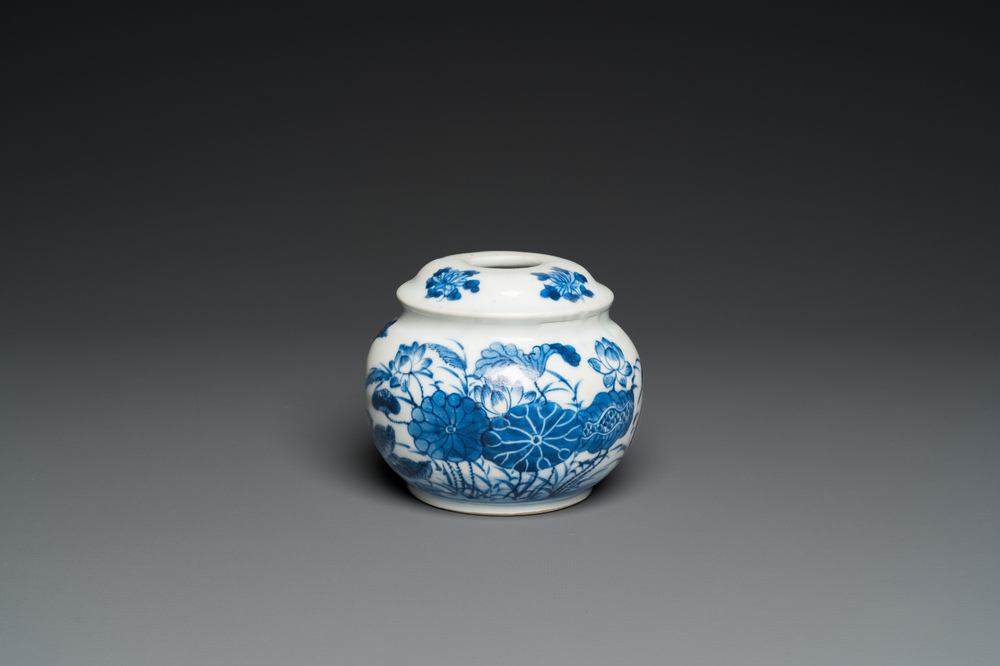 A Chinese blue and white 'Bleu de Hue' water pipe for the Vietnamese market, Lưu hương nh&atilde; ngoạn 雅玩留香 mark, 19th C.