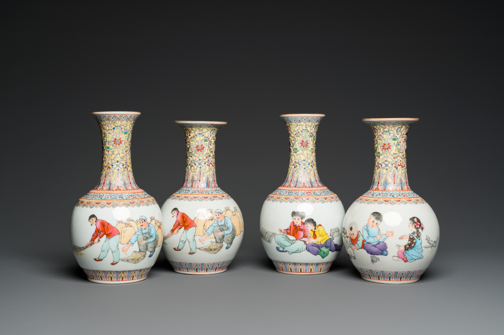 Quatre vases en porcelaine de Chine &agrave; d&eacute;cor de la R&eacute;volution Culturelle figurant des fermiers et des enfants, marque Zhong Guo Jing De Zhen Zhi 中國景德鎮製