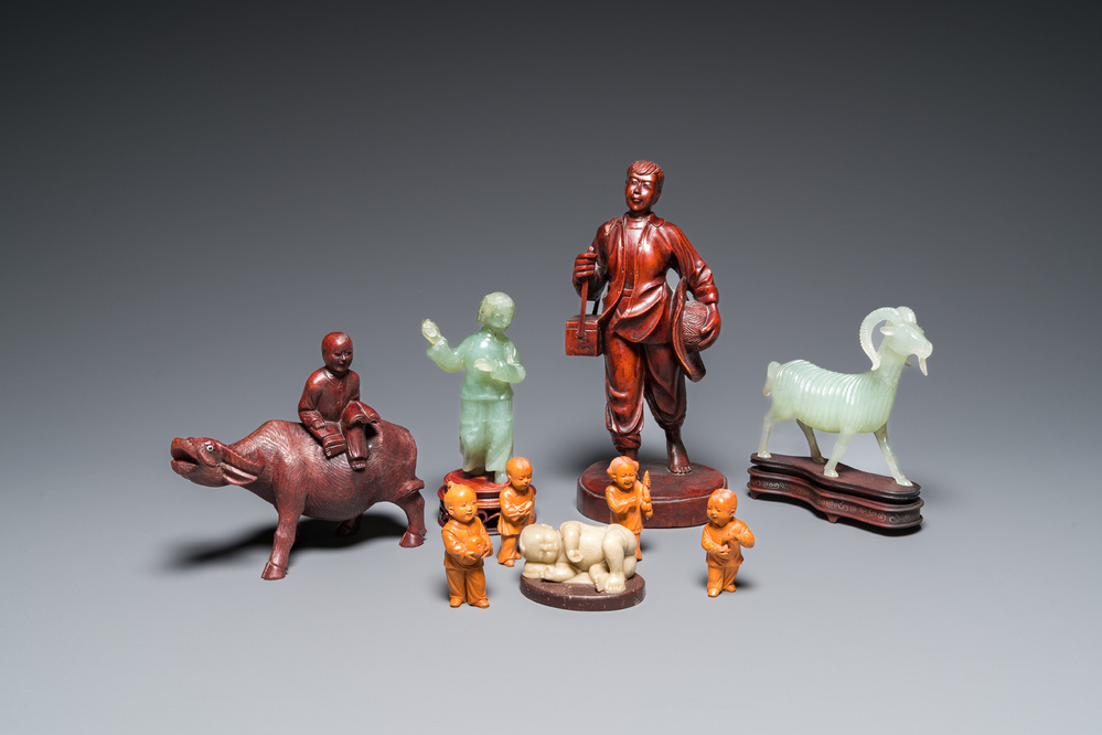 Negen Chinese Culturele Revolutie sculpturen in hout, jade en zeepsteen
