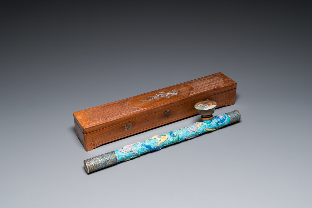 Rare pipe &agrave; opium en porcelaine de Chine moul&eacute;e dans le style de Wang Bing Rong dans sa bo&icirc;te en bois, fin du 19&egrave;me