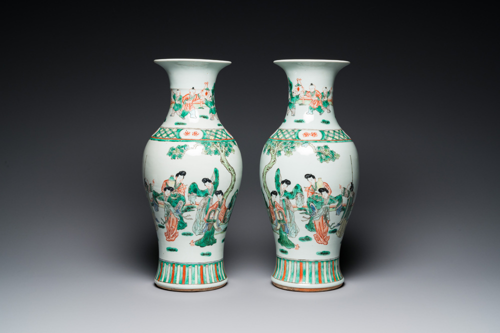 Paire de vases en porcelaine de Chine famille verte &agrave; d&eacute;cor de femmes et gar&ccedil;ons jouant, 19&egrave;me