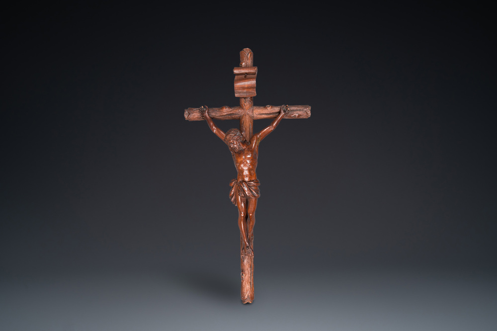 Een naturalistisch gestoken houten crucifix met corpus, wellicht Duitsland, eind 18e eeuw