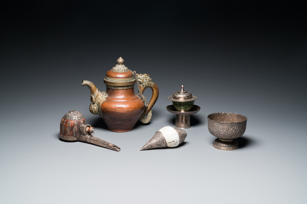 Vijf Tibetaanse rituele voorwerpen in koper, zilver, jade en hout, 19/20e eeuw