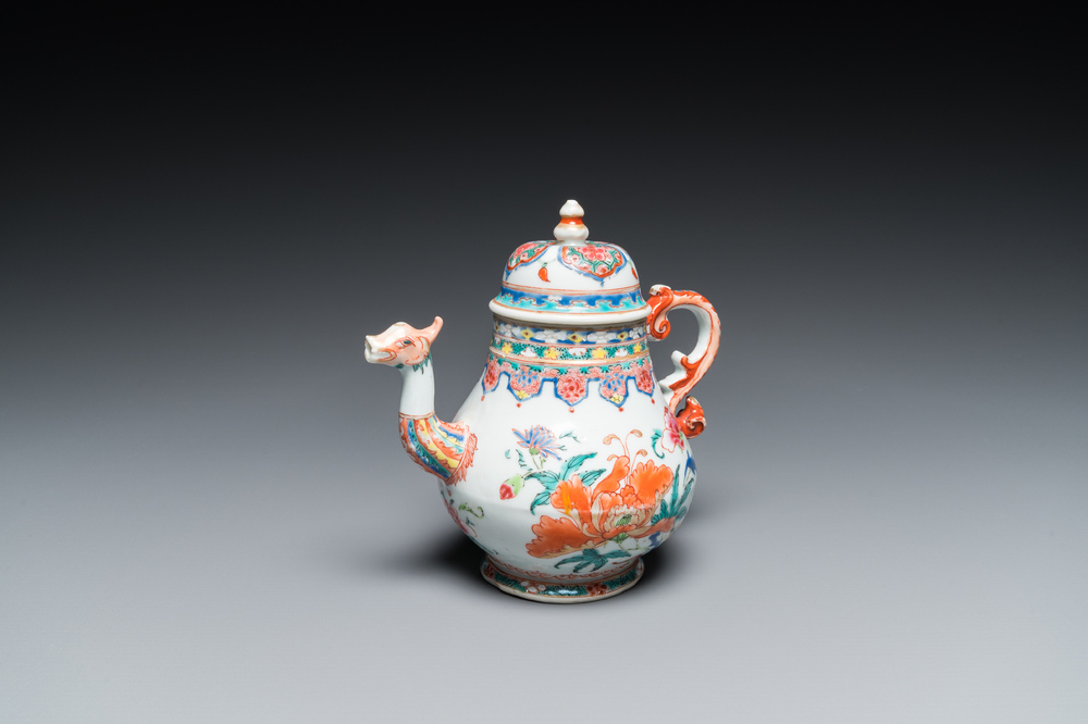 Th&eacute;i&egrave;re couverte en porcelaine de Chine famille rose au bec en forme de dragon, Yongzheng/Qianlong