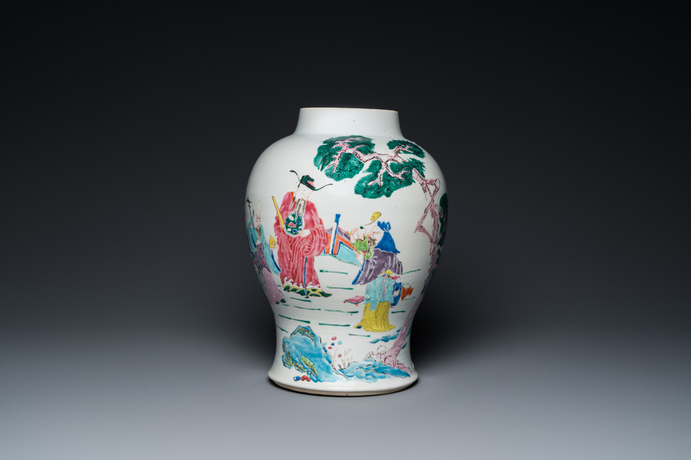 Vase en porcelaine de Chine famille rose &agrave; d&eacute;cor de 'Sanxing', Yongzheng