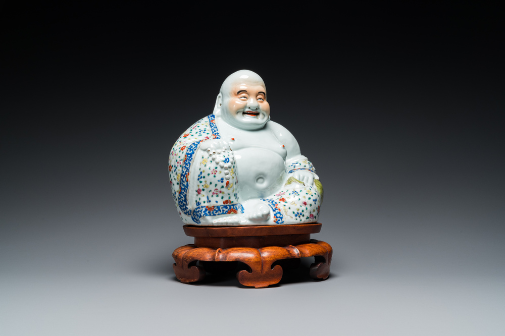 Sculpture de Bouddha en porcelaine de Chine famille rose sur socle en bois, marque de Zhu Mao Ji Zao 朱茂記造, R&eacute;publique