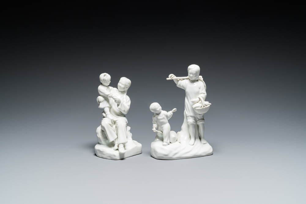 Deux groupes en porcelaine blanche de Chine aux sujets de la R&eacute;volution Culturelle, 20&egrave;me