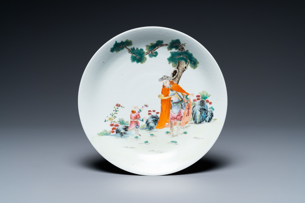 Assiette en porcelaine de Chine famille rose &agrave; d&eacute;cor d'un &eacute;tranger, marque et probablement &eacute;poque de Qianlong