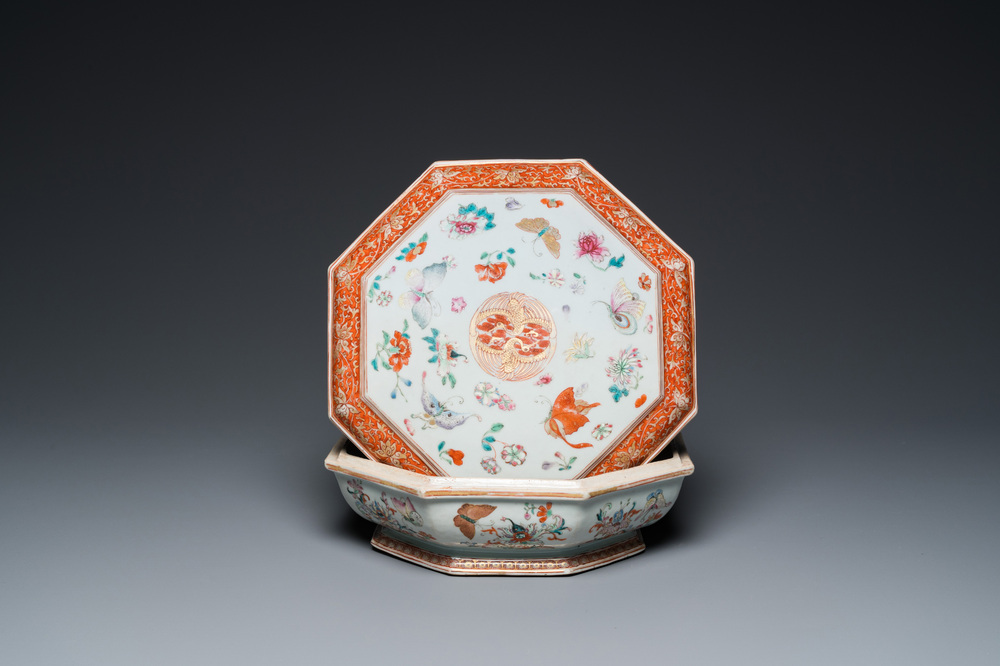 Een Chinese octagonale famille rose, ijzerrode en vergulde dekseldoos met vlinders, Yongzheng