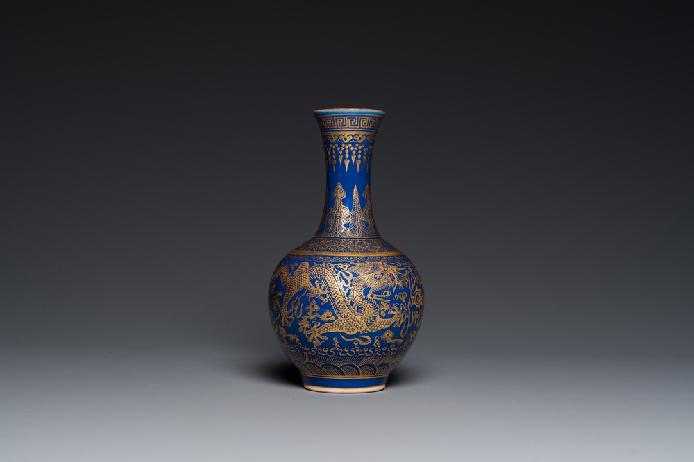 Een Chinese monochrome blauwe flesvormige vaas met verguld drakendecor, Qianlong merk, 19e eeuw