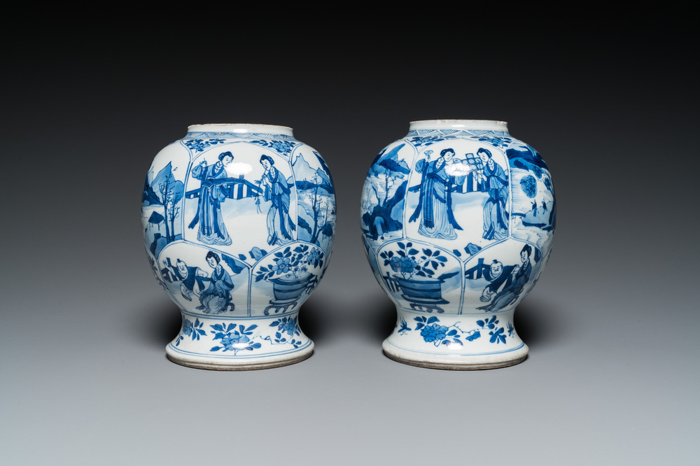 Une paire de vases en porcelaine de Chine en bleu et blanc, Kangxi