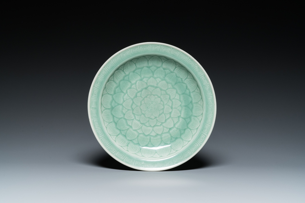 Plat en porcelaine de Chine en c&eacute;ladon &agrave; d&eacute;cor d'un lotus, Qianlong/Jiaqing